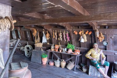 Kristof Kolomb 'un yeni dünyayı keşfetme cesaretini gösterdiği gemi ve karavanlar. La Rabida kervanlarının iskelesinde, Huelva, Endülüs, İspanya