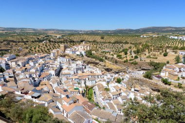 Setenil de las Bodegas. Grazalema. İspanya 'nın Endülüs eyaletinin Cadiz ilçesine bağlı tipik bir beyaz köy.