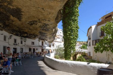 Setenil de las Bodegas. Grazalema. İspanya 'nın Endülüs eyaletinin Cadiz ilçesine bağlı tipik bir beyaz köy.