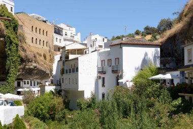 Setenil de las Bodegas. Grazalema. İspanya 'nın Endülüs eyaletinin Cadiz ilçesine bağlı tipik bir beyaz köy.