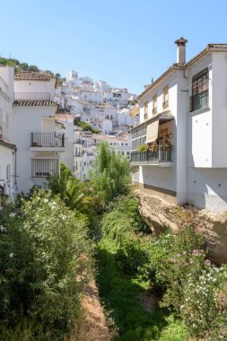 Setenil de las Bodegas. Grazalema. İspanya 'nın Endülüs eyaletinin Cadiz ilçesine bağlı tipik bir beyaz köy.