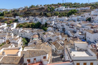 Setenil de las Bodegas. Grazalema. İspanya 'nın Endülüs eyaletinin Cadiz ilçesine bağlı tipik bir beyaz köy.