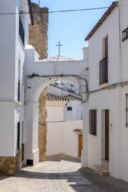 Setenil de las Bodegas. Grazalema. İspanya 'nın Endülüs eyaletinin Cadiz ilçesine bağlı tipik bir beyaz köy.