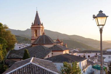 Zahara de la Sierra. İspanya 'nın Endülüs eyaletinin Cadiz ilçesine bağlı tipik bir beyaz köy.