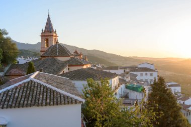 Zahara de la Sierra. İspanya 'nın Endülüs eyaletinin Cadiz ilçesine bağlı tipik bir beyaz köy.