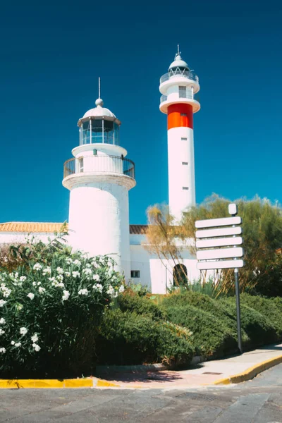 西班牙海岸上的两座灯塔在一起 古代与现代并存 西班牙安达卢西亚韦尔瓦的El Rompido阳光明媚 — 图库照片