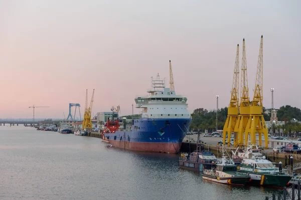 Gün Batımında Huelva Limanı Nda Tekne Vinçlerle Huelva Endülüs Spanya — Stok fotoğraf