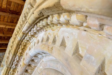 Burgos, Castilla y Leon, İspanya 'daki Hoyos del Tozo Kilisesi' nin kapısı.
