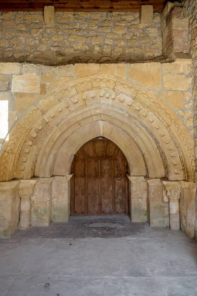 Porta Della Chiesa Hoyos Del Tozo Con Elementi Romanici Burgos — Foto Stock