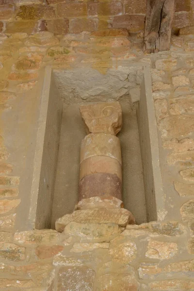 Burgos 'taki Rebolledo de la Torre kilisesinin detayları. Harika bir Romanesk girişi olan kilise. Castilla y Leon, İspanya