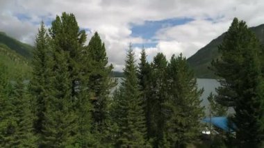 Altay Dağları arasında küçük bir şelale ile turkuaz göller