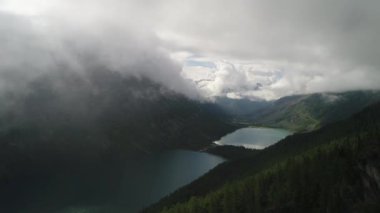 Altay Dağları arasında çok bulutlu göller, sedir ve karaçam