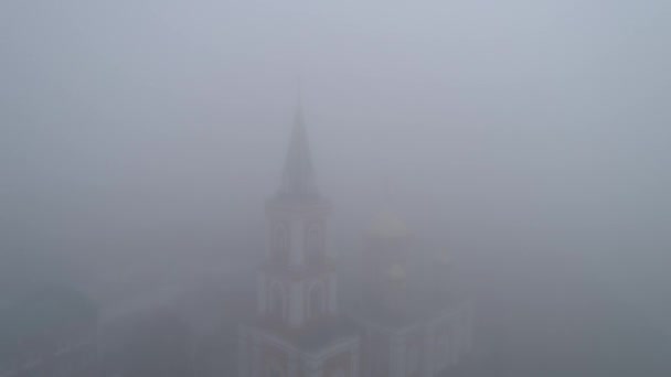 Iglesia Entre Espesa Niebla Nube — Vídeo de stock