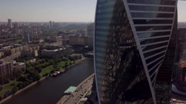 Şehrin arka planındaki gökdelen. Cam gökdelen. İnsansız hava aracıyla şehir