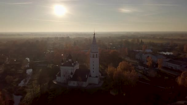 Vecchia Chiesa Rovine Chiesa Tra Foreste Piccolo Villaggio Girato Drone — Video Stock