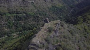 Ermenistan'da bir kalenin antik kalıntıları. Yeşil dağlar arasında drone harabeleri