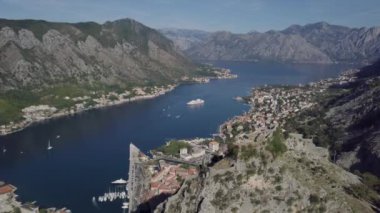 Karadağ Kotor Güzel yaz deniz koyu, Adriyatik Denizi'nin su. Havadan video drone. 2