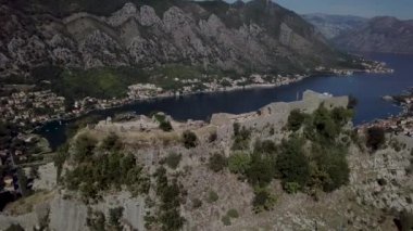 Karadağ Kotor Güzel yaz deniz koyu, Adriyatik Denizi'nin su. Havadan video drone.
