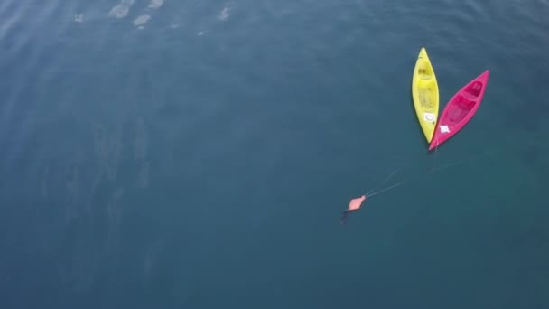 Csónak Kotori Öbölben Gyönyörű Nyári Tengeri Öböl Kotor Montenegróban Víz Stock Videó