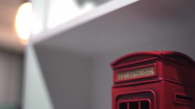 Rafta küçük Londra telefon kulübesi hatıra