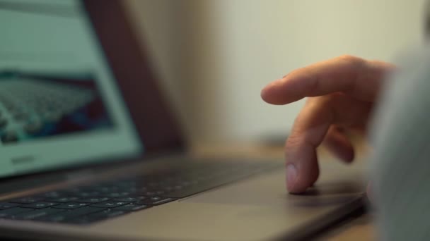 Man Hand Schuift Pagina Het Touchpad Met Beeldscherm — Stockvideo