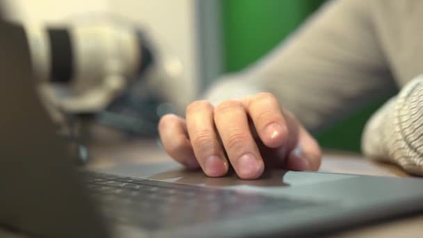 Mão Homem Rola Página Touchpad Sem Imagem Monitor — Vídeo de Stock