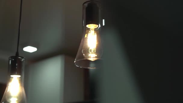Дві Лампи Розжарювання Звисають Стелі — стокове відео