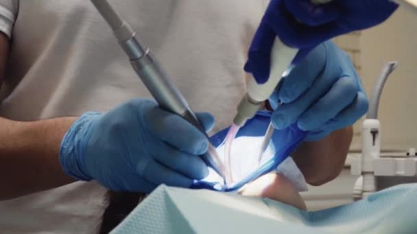 Dental Met Assistent Behandel Patiënt Een Tandartspraktijk — Stockvideo