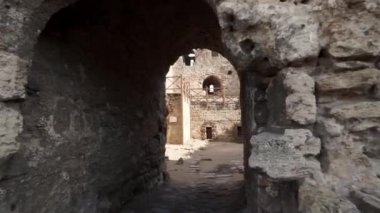 Eski şehrin eski mimarisi. Şehrin kalıntıları. Tarihi kalıntılar