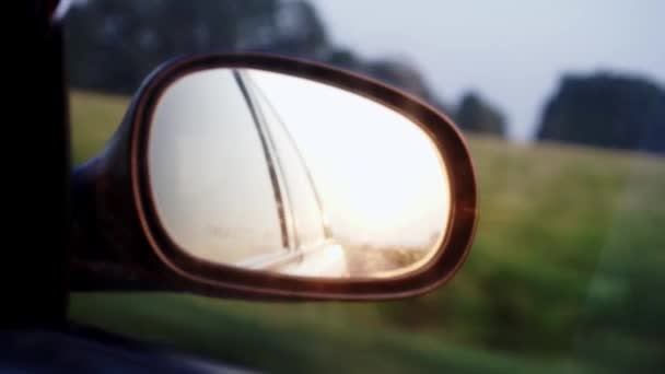 Odbicie Słońca Lusterku Samochodowym Podczas Jazdy — Wideo stockowe