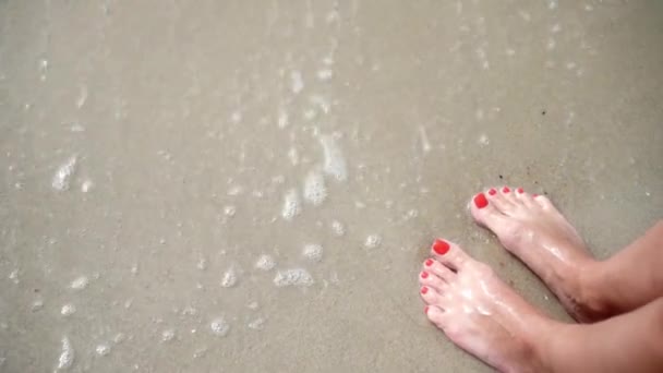 Vrouw Benen Het Strand Met Zee Golven — Stockvideo