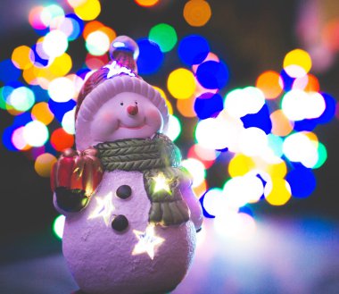 Çelenk arka planında kardan adam figürü