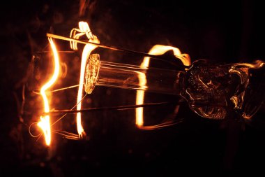 Makro boyutta parlak lamba çalışıyor