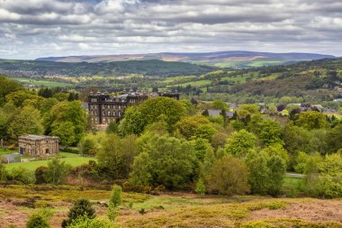 Batı Yorkshire'da İlkley ve Addingham arasındaki Dales High Way'de yürüyüş, Gamalı Haç Taşı ve İlkley Moor'u gösteriyor.. 