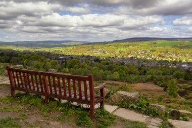 Batı Yorkshire'da İlkley ve Addingham arasındaki Dales High Way'de yürüyüş, Gamalı Haç Taşı ve İlkley Moor'u gösteriyor.. 