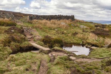 Batı Yorkshire'da İlkley ve Addingham arasındaki Dales High Way'de yürüyüş, Gamalı Haç Taşı ve İlkley Moor'u gösteriyor.. 