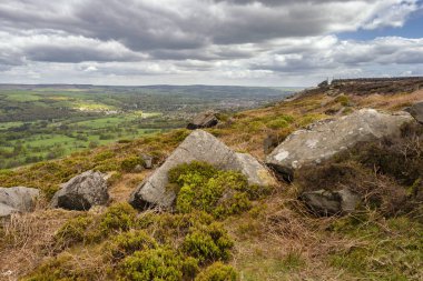 Batı Yorkshire'da İlkley ve Addingham arasındaki Dales High Way'de yürüyüş, Gamalı Haç Taşı ve İlkley Moor'u gösteriyor.. 