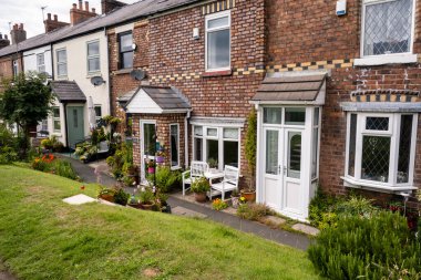 22.06.2020 Burscough, Lancashire, Birleşik Krallık Tabelasında Burscough Köprüsü 'nün Burscough' daki Leeds Liverpool Kanalı 'nın kenarında olduğu yazıyor.