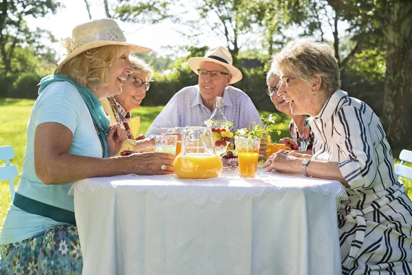 Glückliche Ältere Menschen Sitzen Tisch Essen Obstkuchen Und Trinken Orangensaft — Stockfoto