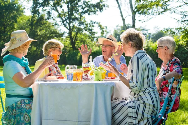 Glückliche Ältere Menschen Sitzen Tisch Essen Obstkuchen Und Trinken Orangensaft — Stockfoto