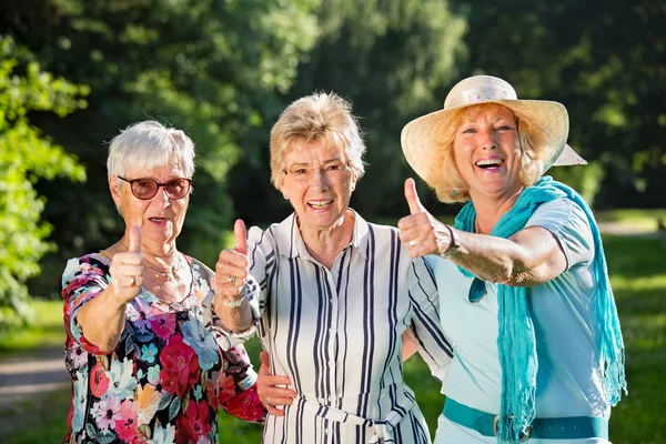 Tři Pozitivní Starší Ženy Usmívají Ukazují Palce — Stock fotografie