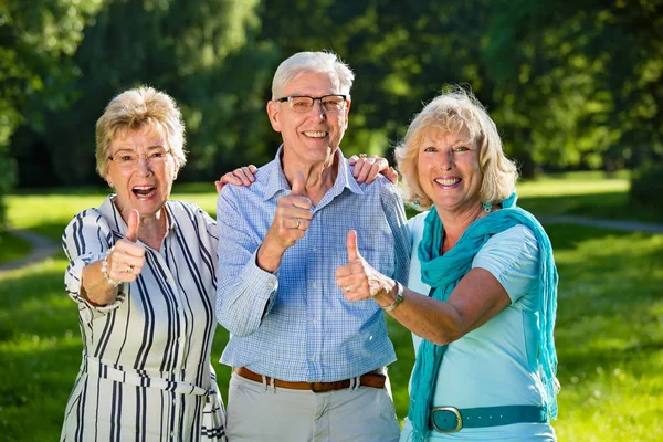 Amis Seniors Actifs Deux Femmes Homme Debout Montrant Les Pouces — Photo