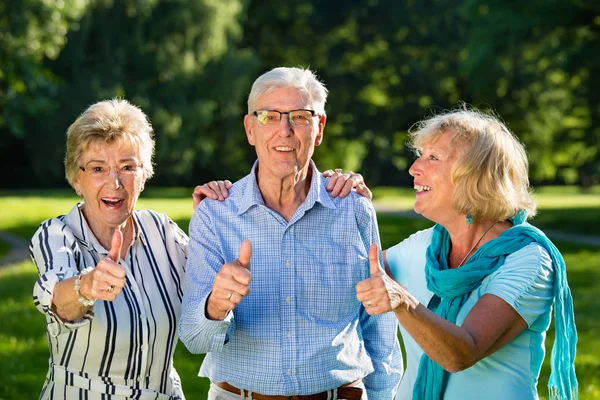 Amigos Seniores Ativos Duas Mulheres Homem Mostrando Polegares Para Cima — Fotografia de Stock