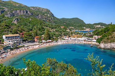 Paleokastritsa, Korfu, Yunanistan 'ın resimli deniz kenarı