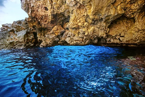 青い目の洞窟の中 旧石棺 コーフ ギリシャ — ストック写真