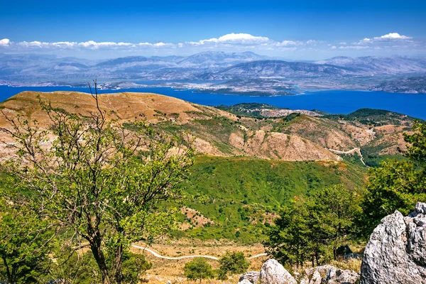 アルバニア ギリシャに向かって東を向いてパントクラトル山の最高峰からコルフ島のパノラマビュー — ストック写真