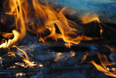 ateşin parlak turuncu alev