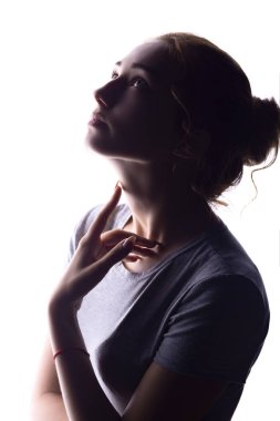 güzel kız figürü silueti, beyaz izole arka plan, güzellik ve moda kavramı kadın profili