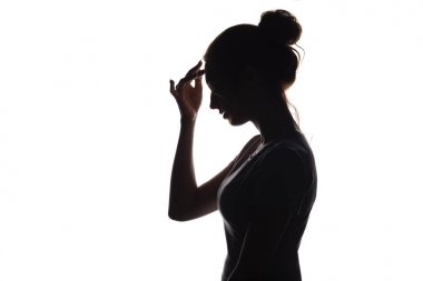 beyaz izole arka plan üzerinde genç bir kadının siluet profili