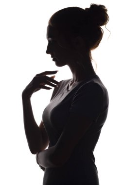 beyaz izole arka plan üzerinde sakin bir genç kadının silueti, ince pensive kız figürü